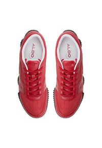 Sneaker in pelle rossa con un design testurizzato, lacci piatti e suola in gomma con dettagli neri di trazione. L'interno è foderato in bianco.