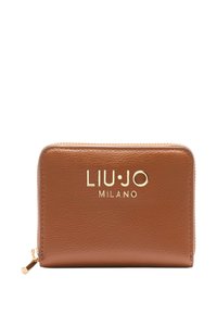 Portafoglio in pelle marrone con finitura texture, logo dorato "LIU·JO MILANO" e chiusura con zip. Forma rettangolare compatta, design minimalista.