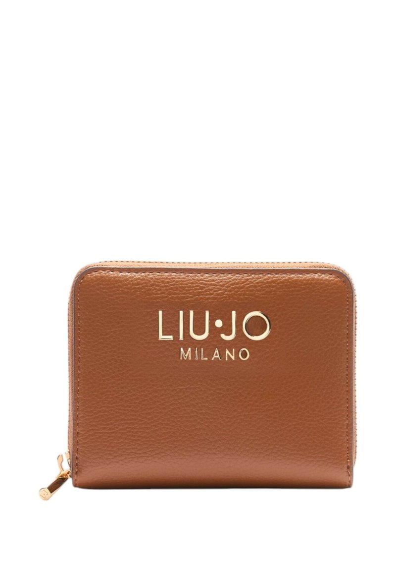 Portafoglio in pelle marrone con finitura texture, logo dorato "LIU·JO MILANO" e chiusura con zip. Forma rettangolare compatta, design minimalista.
