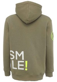 Olijfgroene hoodie met een capuchon. Heeft grote witte tekst "SMILE!" met een felgele uitroepteken, en een rond logo detail op de mouw.