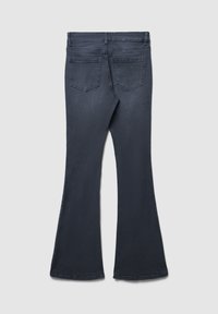 Jean évasé bleu foncé avec une texture lisse, comportant deux poches arrière et une ceinture. Design plat, sans matériel visible ni embellissements.