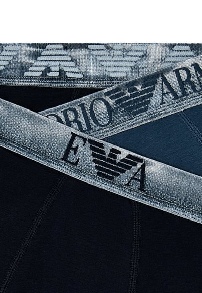 Zwei Paar dunkle Boxerbriefs mit grauen elastischen Bündchen, die das Emporio Armani-Logo und den Adler-Emblem zeigen.