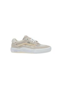 Sneakers in suede beige con lacci bianchi, suola in gomma e una striscia laterale a contrasto. Presentano una punta rotonda e aree testurizzate sulla parte superiore.