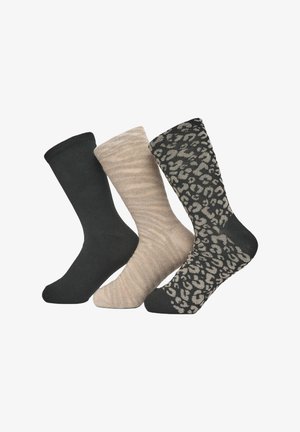 Tre paia di calzini: solidi neri, beige con texture a strisce e grigio scuro con motivo leopardato. Tutti sono di lunghezza media fino al polpaccio.