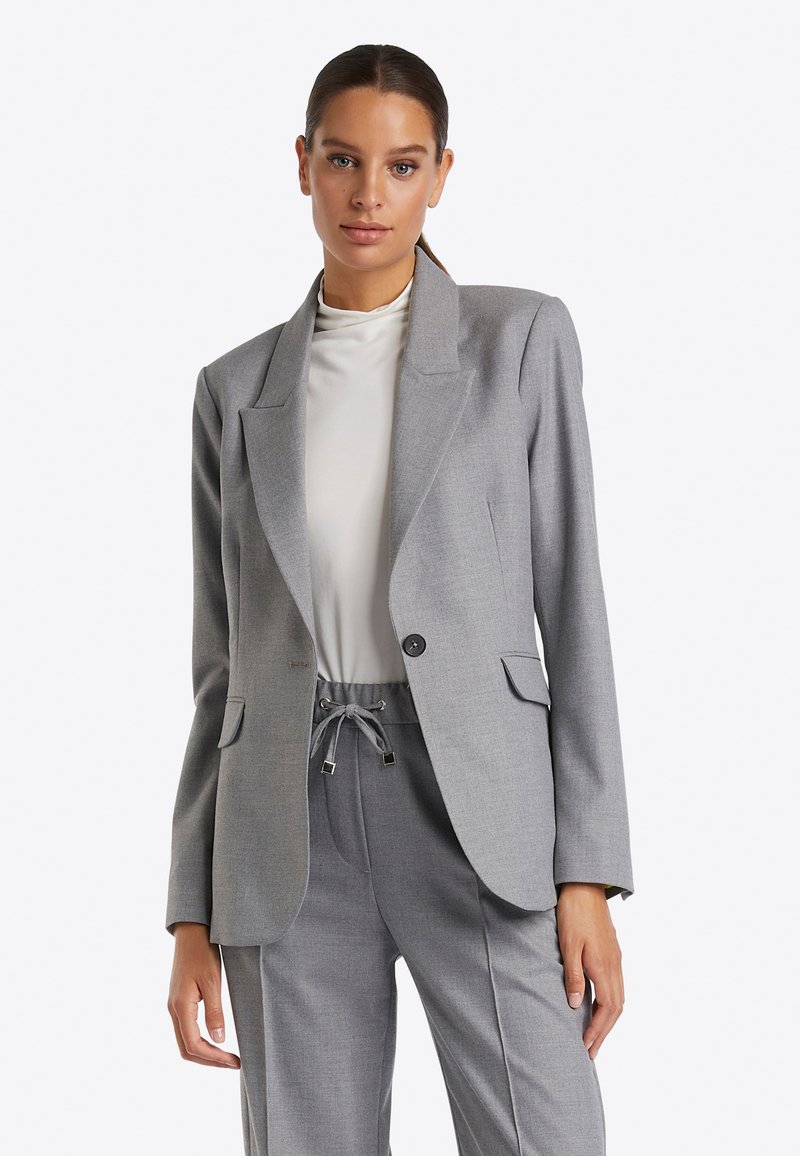 GRAUER maßgeschneiderter Blazer mit Reverskragen, einer Knopfverschluss und aufgesetzten Taschen; strukturierter Stoff mit glatter Oberfläche.