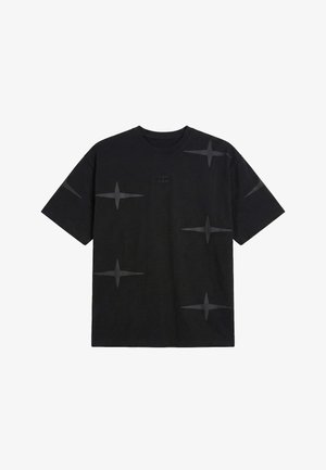 T-shirt nera a maniche corte con collo rotondo, caratterizzata da sottili motivi a forma di stella e un piccolo logo "PXP" al centro del petto.