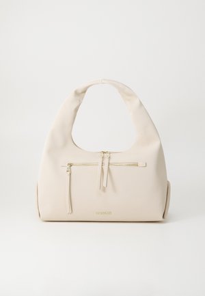 Béžová kožená kabelka s zakřiveným ramenním popruhem, která má přední kapsu na zip a decentní zlaté akcenty. Hladký povrch a minimalistický design.