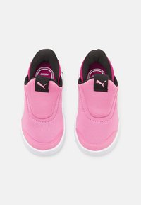 Puma COURTFLEX V3 SLIPTECH UNISEX - Cestná bežecká obuv - mauved out/white