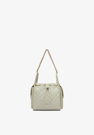 Sac à main matelassé crème avec poches latérales, bandoulière chaîne dorée, fermeture à cordon et petit logo de marque à l’avant.