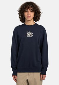 Sudadera de algodón azul marino con mangas largas, cuello y puños acanalados, que presenta un estampado gráfico blanco en el pecho.