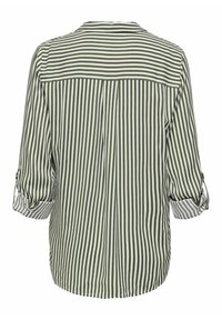 Achteraanzicht van een lichtgewicht, groen-wit gestreepte blouse met opgestroopte mouwen en een yoke-detail over de bovenrug.