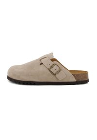 Zoccolo in suede beige con punta arrotondata, retro aperto e un accento di fibbia in metallo. Suola marrone testurizzata con grip per la trazione.