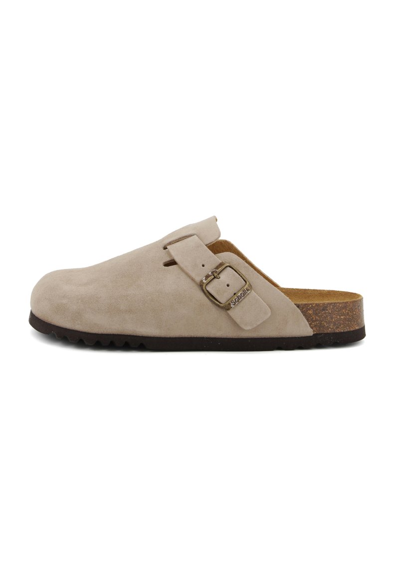 Zoccolo in suede beige con punta arrotondata, retro aperto e un accento di fibbia in metallo. Suola marrone testurizzata con grip per la trazione.