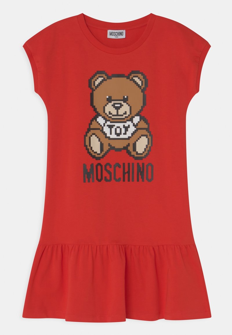 Robe en coton rouge avec un ourlet volanté, présentant un graphique de teddy bear pixelisé et le texte "MOSCHINO" en noir sous l'ours.