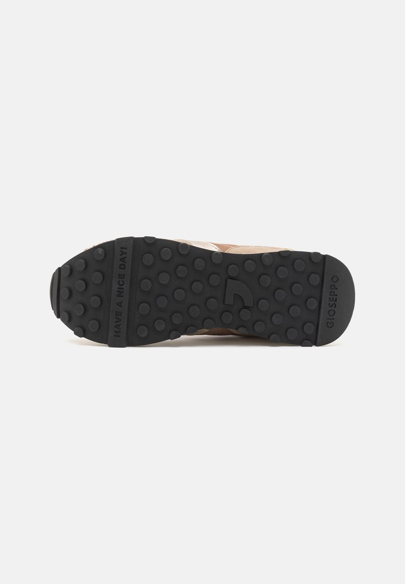 Braune Leder-Sneaker-Sohle mit strukturiertem schwarzem Gummi, kreisförmigem Profilmuster und eingravierter Aufschrift "HAB EINEN SCHÖNEN TAG!" entlang der Ferse.