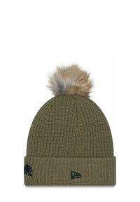 Berretto a maglia verde oliva con risvolto, dotato di un pompon in pelliccia sintetica sulla parte superiore e un logo ricamato nero sul lato.