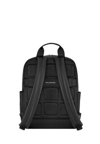 Zaino Moleskine nero con schienale in rete testurizzata, spallacci imbottiti, forma rettangolare e chiusura con zip. Presenta il logo sul davanti.