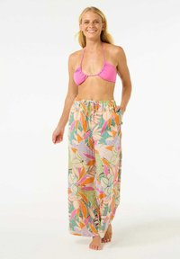 Twee-delig zwemkleding met een roze bikini top en kleurrijke bloemenpatroon lichte broek. De broek heeft een elastische tailleband en zakken.