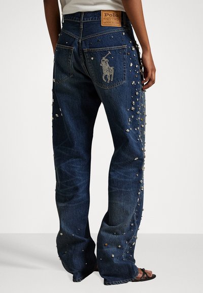 Džínsy z prémiovej denimovej látky v tmavomodrej farbe, so zdobením a strieborným logom koňa na zadnej vrecku. Voľný a rozšírený strih.