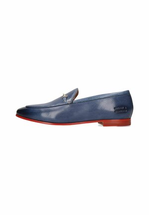 Mocassin en cuir bleu avec une finition lisse, semelle en caoutchouc rouge, bout pointu et accent métallique à l'avant. Marque visible sur le côté.