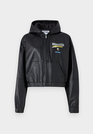 Svart kort läderjacka med huva, dragkedja, framfickor och broderade detaljer i gult och blått. Slät textur.