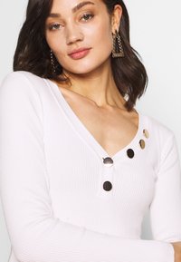 Morgan MBANBI - Strickpullover - off white