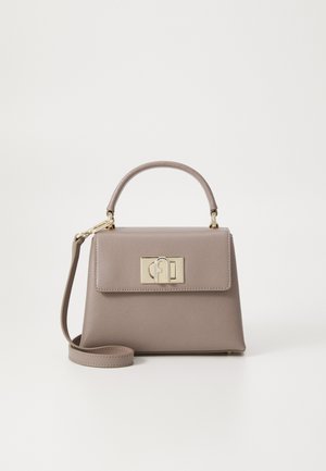 Bolso de mano de cuero gris claro con un diseño estructurado, asa superior, correa ajustable y un cierre dorado en la parte delantera. Superficie texturizada.