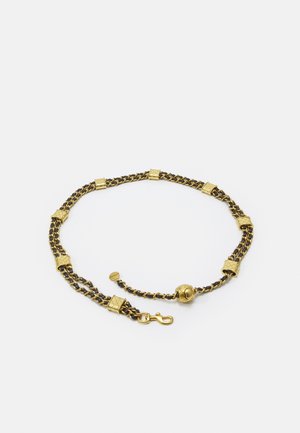 Collier chaîne tressée dorée et noire avec fermoirs dorés et accents rectangulaires dorés texturés, posée à plat sur un fond blanc.
