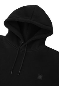 Zwarte hoodie gemaakt van zachte stof, met een trekkoord, een voorzak in kangoeroestijl en een klein logopatch op de borst.