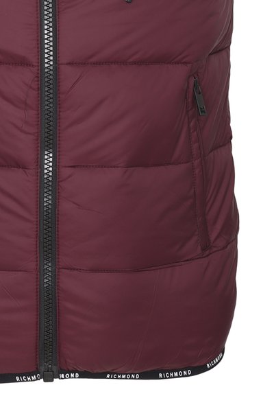 Giacca trapuntata bordeaux con zip nera centrale, tasca laterale con zip e bordi neri con il testo ripetuto "RICHMOND" all'orlo.