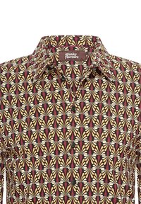 Camisa de manga corta con un patrón de hojas multicolores sobre un fondo oscuro. La tela tiene una textura suave, con un cuello abotonado y botones negros.