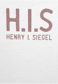 Witte katoenen t-shirt met de tekst "H.I.S" in een zachte bruine lettertype boven "HENRY I. SIEGEL" in een kleiner vet bruin lettertype.