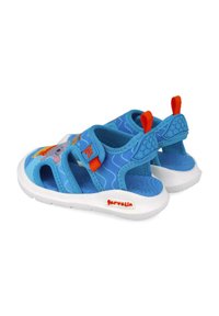 Sandalias azules con diseño abierto, correas ajustables y suelas texturizadas. Presentan acentos rojos y gráficos lúdicos con temática acuática en la parte superior.