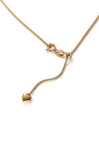 Goldene Halskette mit einer dünnen Kette und einem herzförmigen Anhänger. Verfügt über einen Karabinerverschluss und feine Verzierungen entlang der Kette.