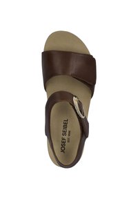 Hnědá kožená sandál s dvěma širokými popruhy a stříbrnou sponou, s polstrovanou béžovou stélkou a vyraženým logem.