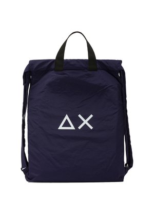 Zaino blu navy con manici neri, spallacci neri e simboli bianchi a forma di triangolo e X al centro sul davanti.