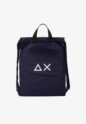 Zaino blu navy con manici neri, spallacci neri e simboli bianchi a forma di triangolo e X al centro sul davanti.