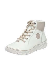 Witte leren high-top sneaker met beige accenten, duurzame gestructureerde zool, vetersluiting en ronde logopatch aan de zijkant.