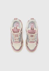 Zapatillas chunky en tonos crema, rosa y azul. Con características de cuero suave, paneles de malla y suelas de goma gruesas. Detalles de cordones y logo visibles.