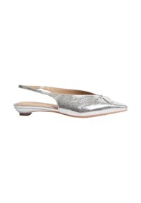 Stříbrné metalické slingback baleríny s špičatou špičkou, měkkou texturou, malou mašlí a nízkým sloupcovým podpatkem.