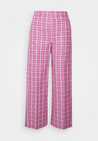 Roze geruite broek met een wijde pijp, textuurstof en contrasterende witte en zwarte lijnen in een geruit patroon.