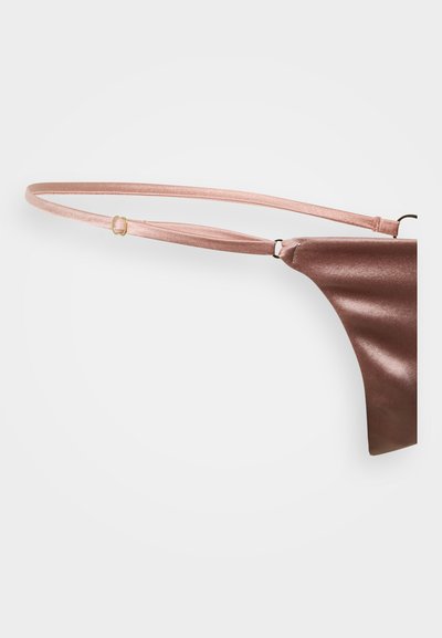 Σετ εσωρούχων από καφέ σατέν με λεπτές τιράντες, που χαρακτηρίζεται από κομψό σχεδιασμό και απαλό ύφασμα. Το ύφασμα έχει διακριτική λάμψη και ελάχιστα μεταλλικά στοιχεία.