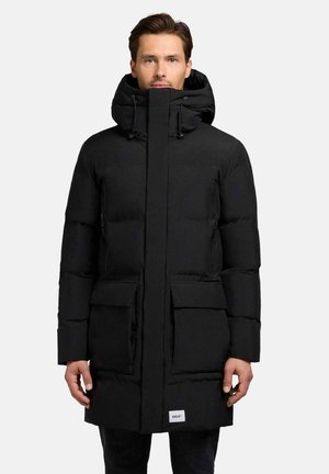 Schwarze Pufferjacke mit hohem Kragen und verstellbarem Kapuze. Verfügt über zwei Fronttaschen, gestepptes Muster und ein Logo-Tag am unteren Ende.