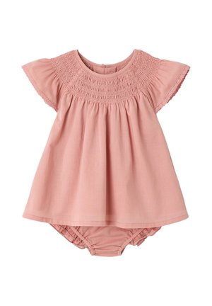 Rosa Babykleid mit gerafftem rundem Ausschnitt, kurzen Flatterärmeln und passenden Höschen darunter.