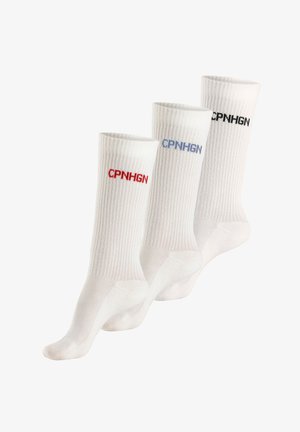 Baltos kojinės su juostelėmis ir raštuota tekstūra, su kontrastingu „CPNHGN“ logotipu raudonos, mėlynos ir juodos spalvų kiekvienoje kojinėje. Minkšta medžiaga, vienodas forma.