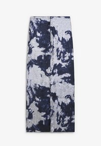 Falda hasta la rodilla hecha de una tela suave con un patrón abstracto en azul marino y plata. Presenta un corte recto y un brillo sutil.