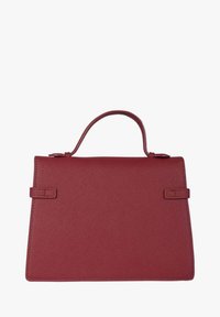Bordeauxrode leren handtas met een gestructureerde vorm, een bovenhandvat, een klep met sluiting en een subtiele geperste textuur. De zijkanten hebben discrete metalen details.