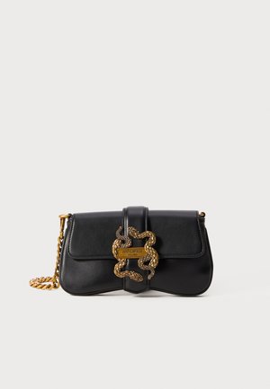 Sac à épaule en cuir noir avec une bandoulière en chaîne dorée et un fermoir en forme de serpent doré, arborant la marque Just Cavalli Milano.