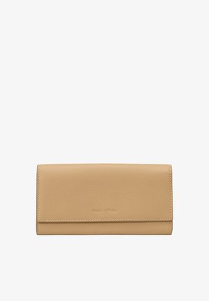 Portafoglio in pelle beige con una texture liscia, forma rettangolare e chiusura a pattina. Presenta il logo del marchio in rilievo sul fronte.