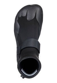 Botte en néoprène noire avec une semelle texturée et un design élégant. Comprend une sangle pour un maintien sûr et une pointe arrondie avec des détails en forme de griffes.